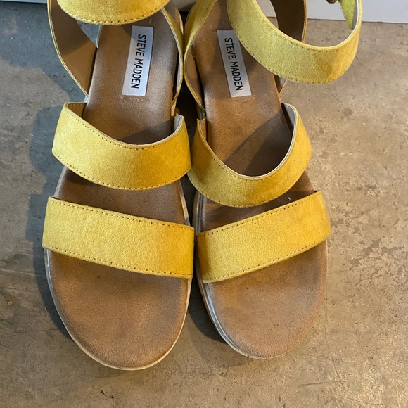 Yellow Steve Madden sandals - Picture 2 of 4